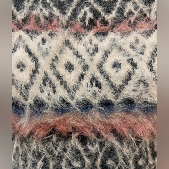 Urban outfitters fuzzy high low hem cropped sweater print blush, black sz small - Picture 9 of 13